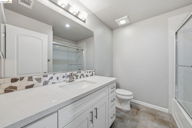 Building Photo - 817 Estancia Ter