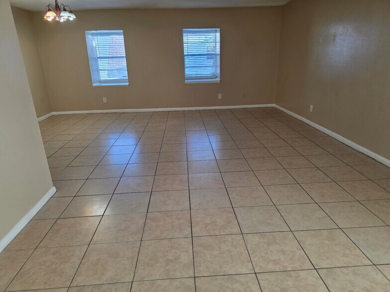 Building Photo - 9004 Tudor Dr