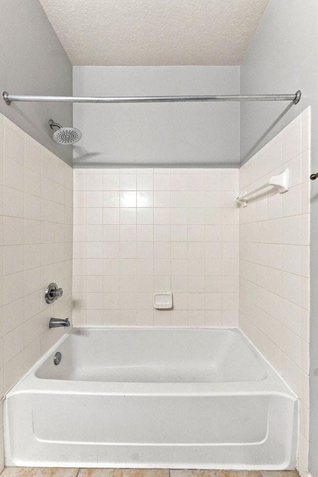 Building Photo - Absolutely Stunning 3 BR/2 BA/2 Car Garage Condo in gorgeous Gated New Tampa resort style community.