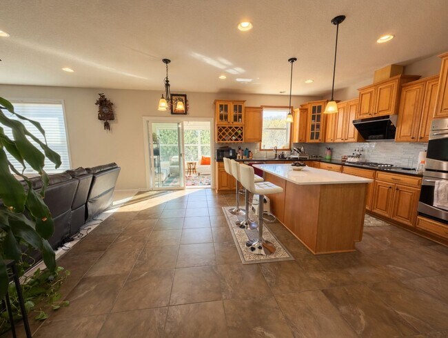 Building Photo - Rare executive rental in chanhassen! 5 beds no upgrade left behind!!!