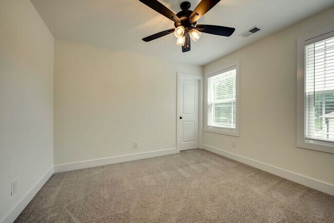 Building Photo - 420 Stonemeadow Rd