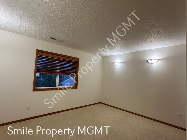 Building Photo - Lovely house with 4 bedrooms, 2 bonus room...