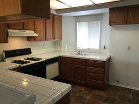 Building Photo - 2121 Phlox Ave