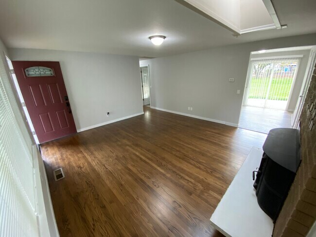 Building Photo - 309 Choker St SE