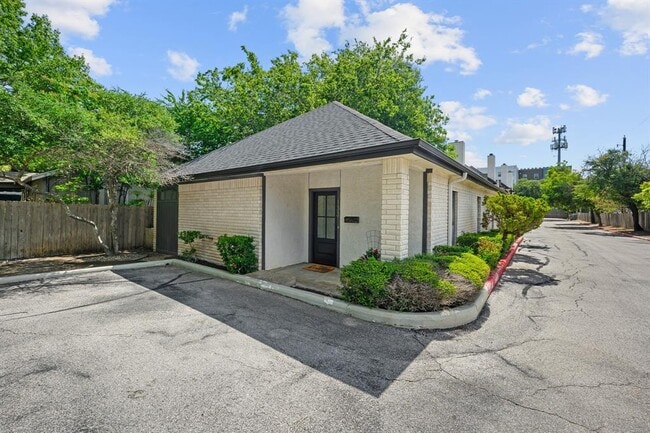 Building Photo - 1307 Kinney Ave