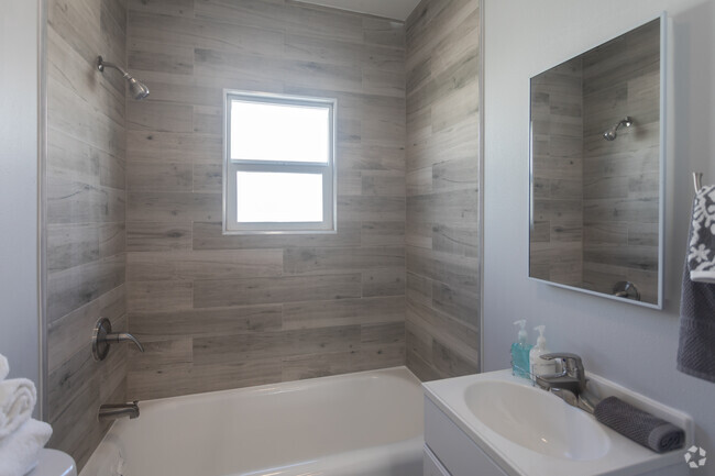 1BR, 1BA- 525SF- Bathroom - 815 Mariposa St