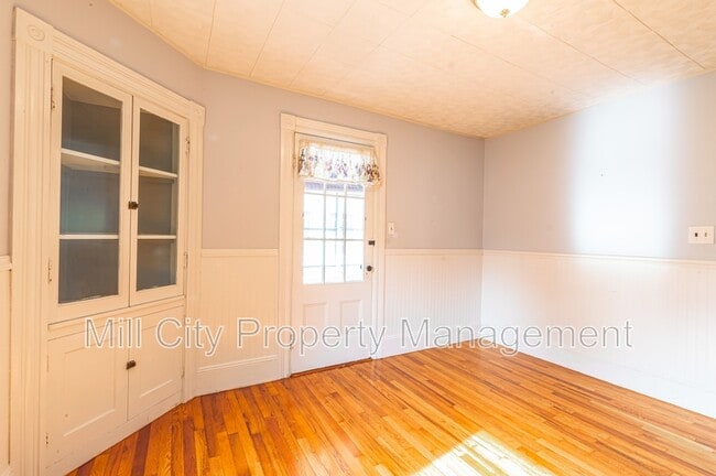 Building Photo - 195 Sagamore St