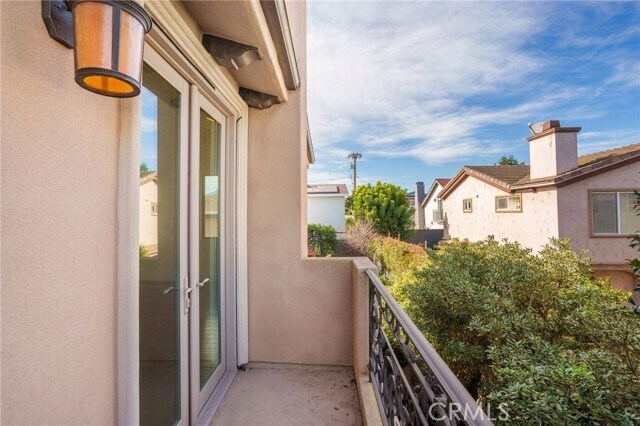 Building Photo - 2005 Robinson St