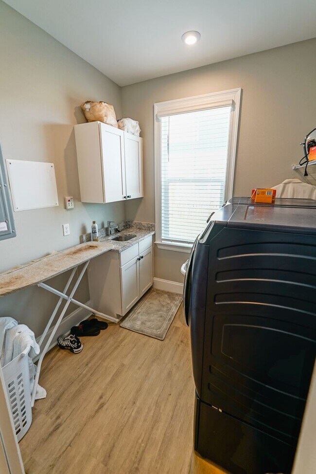 Building Photo - Available end of January in beautiful Summ...