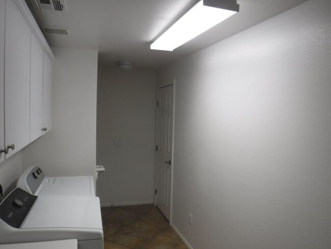 Building Photo - 1500 SQUARE FEET, 2 BED, 2 BATH AND 2 CAR GARAGE