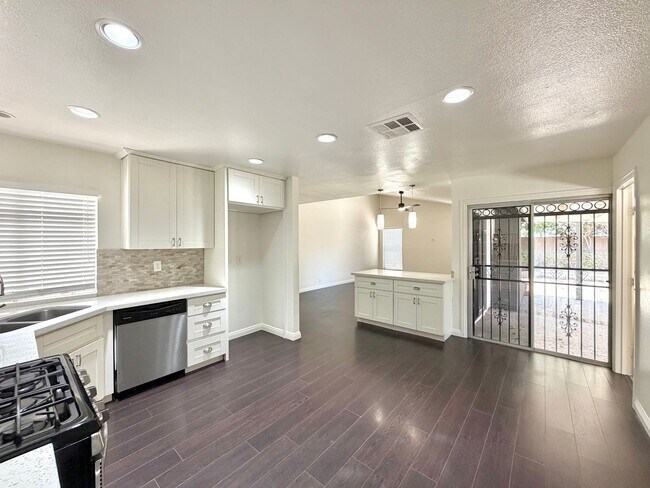 Building Photo - Spacious 4 Bedroom Home available In Alta Loma!