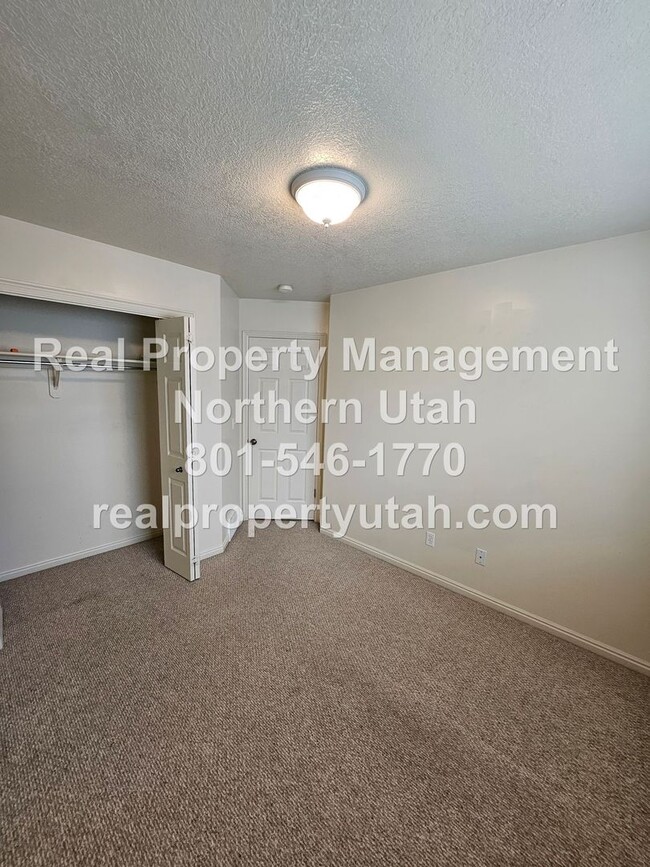 Building Photo - 3 Bedroom Townhome in Ogden Available Now!