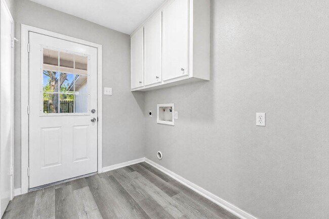 Building Photo - 15811 Pathfield Dr