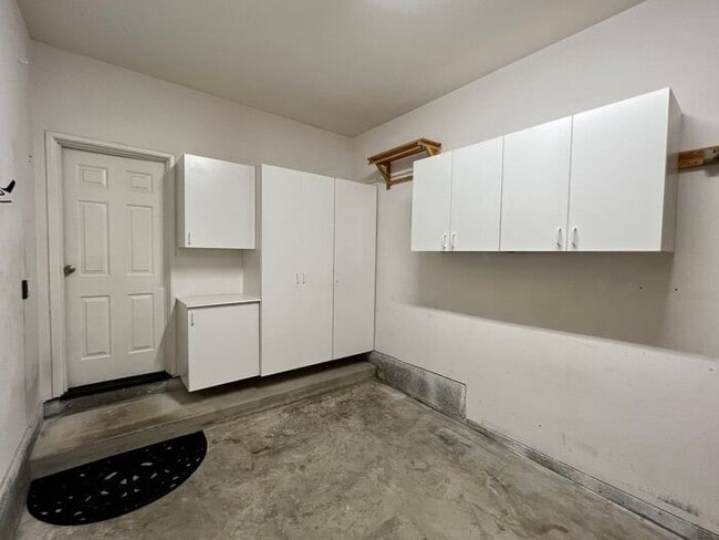 Building Photo - VIEWS VIEWS VIEWS From This Townhome With ...
