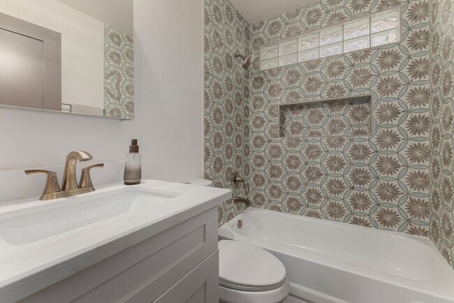 Building Photo - Modern 3-Bed, 2-Bath Home in Downtown Phoenix with Private Yard & Fire Pit