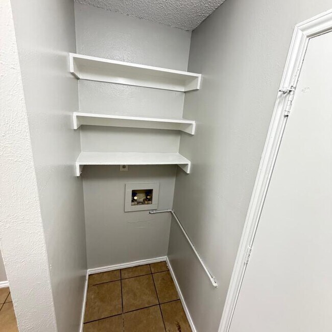 Building Photo - 2640 Glenmore Dr