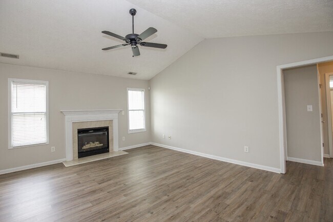Building Photo - Charming 3 Bed, 2 Bath Rental Home in Raeford, NC - Don't Miss Out!