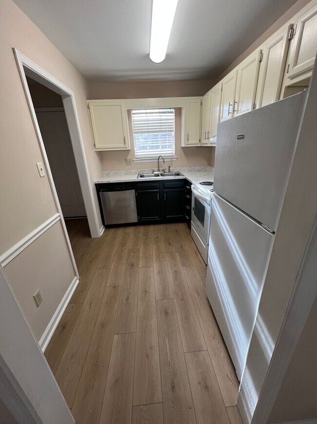 Building Photo - 2 bed 1 bath Available now!