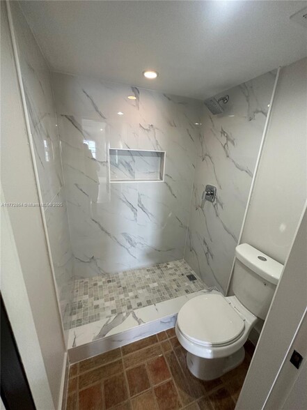 Building Photo - 2831 N Oakland Forest Dr