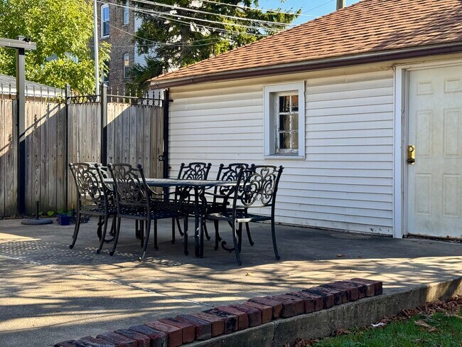 Patio dining for up to 6 - 2721 N Monticello Ave