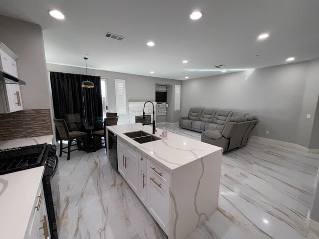 Building Photo - 10950 Mayberry St