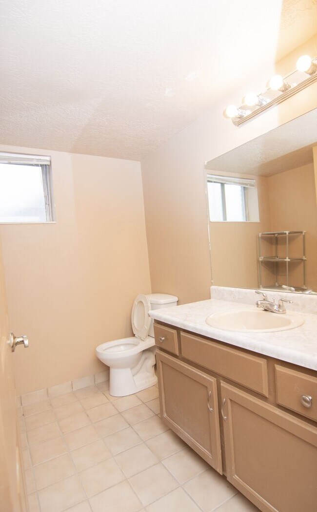 Building Photo - Really Nice 4 bedroom 3 Bath Home on Spacious Lot!