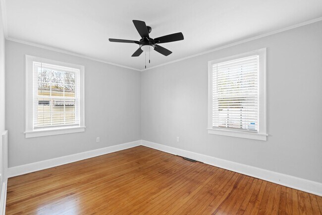 Building Photo - 2 Bedroom 1 Bath Within Walking Distance t...