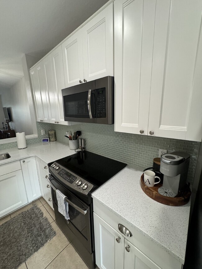 Building Photo - "Charming 2-Bed Home"