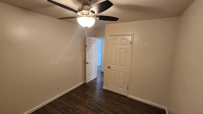 Building Photo - Remodeled 3 bedroom Ranch Style Milwaukie Home With SS Appliances, Fenced Backyard, Washer/Dryer ...