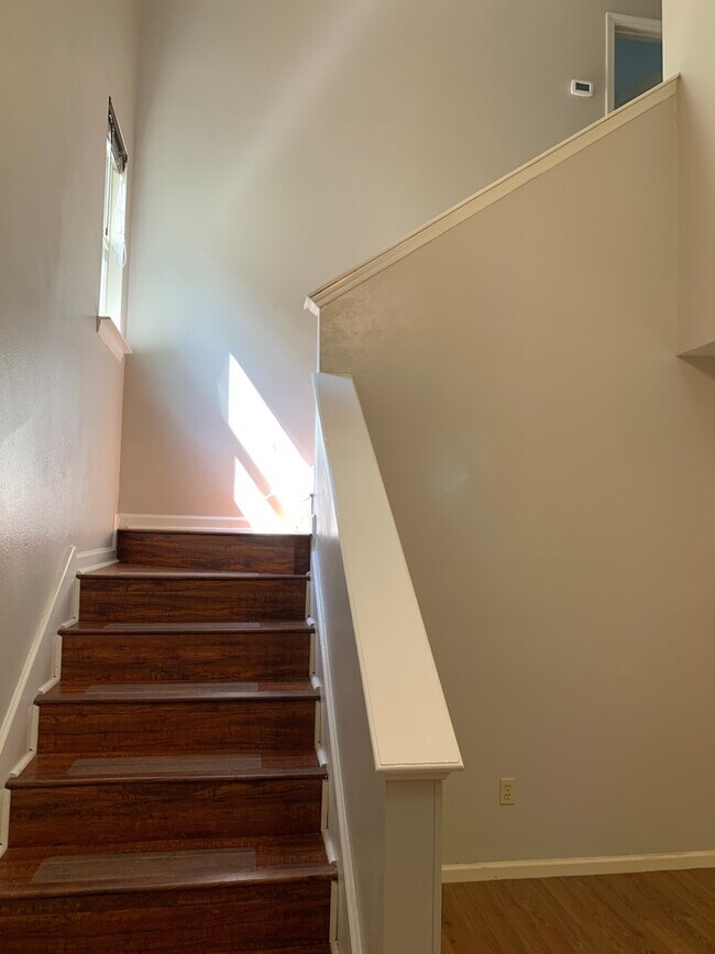 Building Photo - 3/2.5 Near Downtown Available July 25, 2026~ See appt instructions in txt