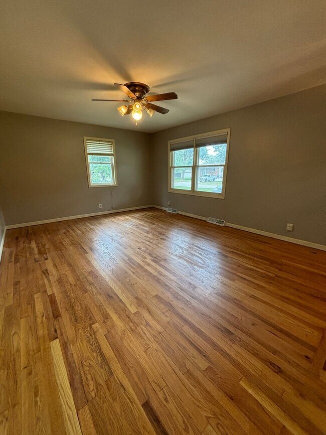 Building Photo - 4152 Suburban Dr