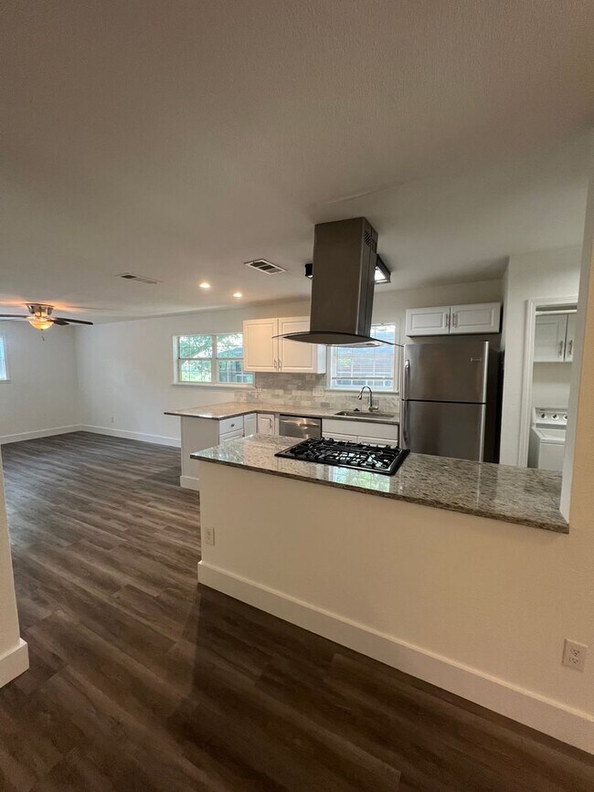 Building Photo - Cool home in East Austin - Don't Miss this...