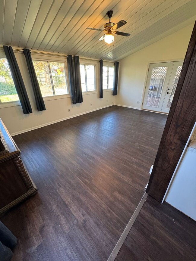 Building Photo - 3 Bedroom 1.5 Bath in Natrona Heights!