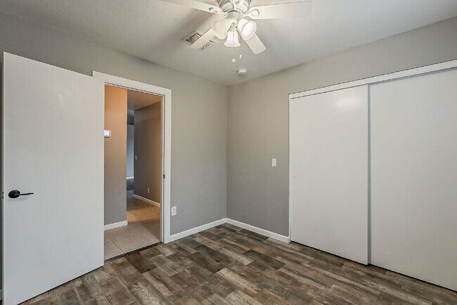 Building Photo - 841 N Hillridge
