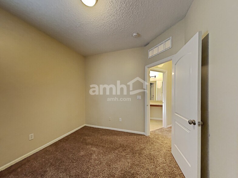 Building Photo - 11390 Oaklawn Rd