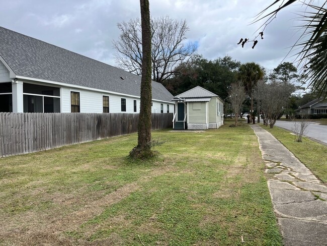 Building Photo - Furnished Downtown Mid Term Rental near East Hill