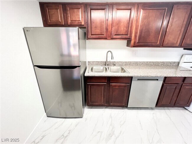 Building Photo - 5161 River Glen Dr