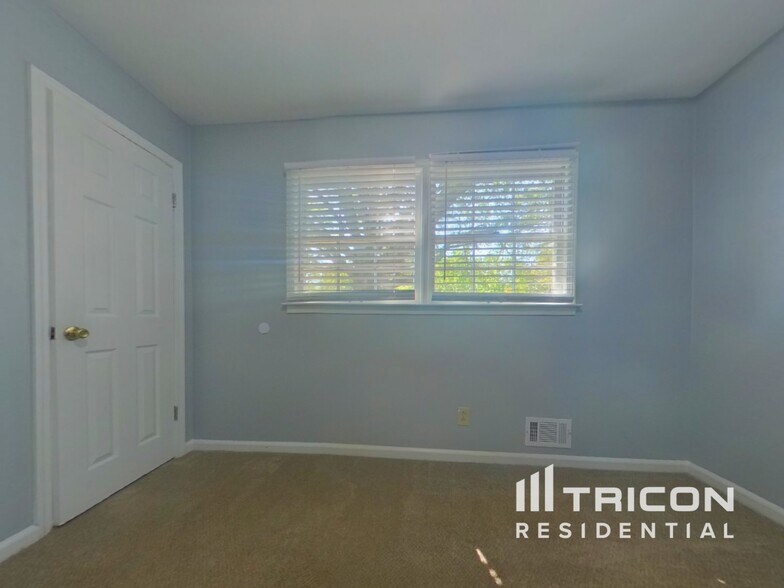 Building Photo - 490 Rocky Creek Dr