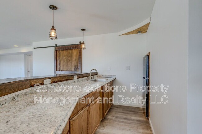 Building Photo - 2704 Orleans Dr