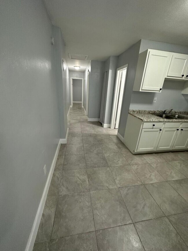 Building Photo - 1046/1048 W 8th St.- Duplex