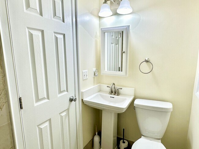 Building Photo - Detached 4 bed 3 bath. Pets Welcome!