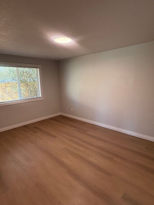 Building Photo - HALF MONTH FREE OF RENT Beautifully Remode...