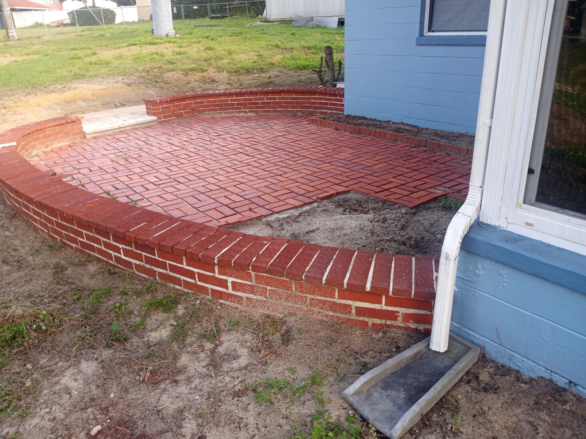 Building Photo - 320 E Oak St