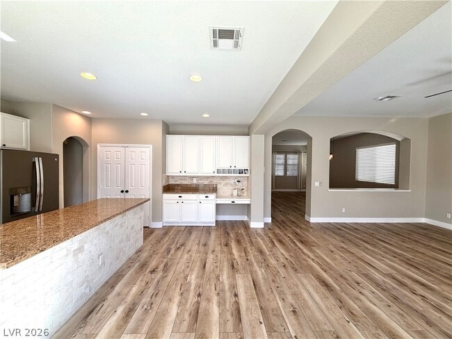 Building Photo - 7919 Quiet Canyon St