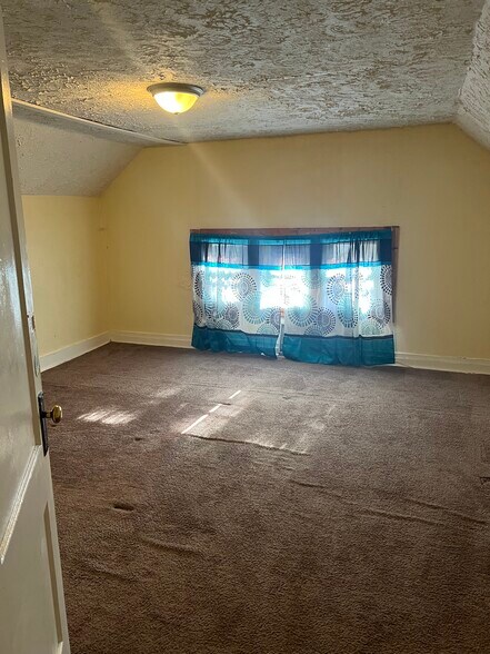 Bonus Room - 721 E 36th St
