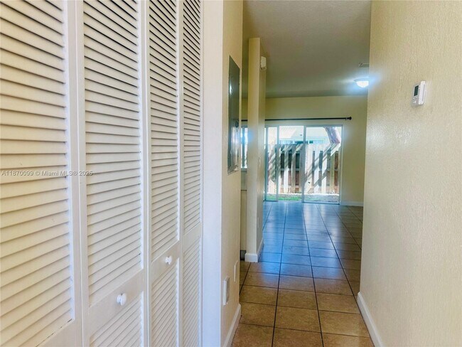 Building Photo - 1420 NE 33rd Ave