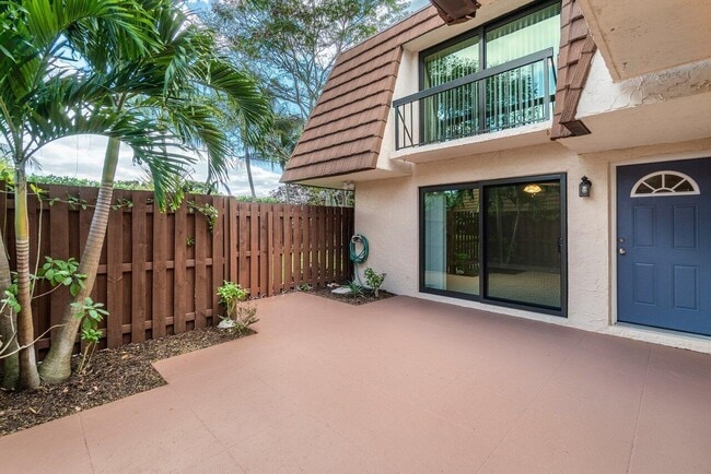 Building Photo - 825 Center St