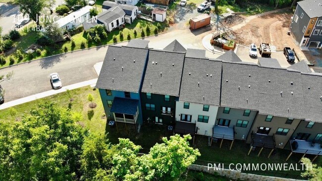 Building Photo - 4 Bed / 3 Bath Townhouse (Available 8/10/25)