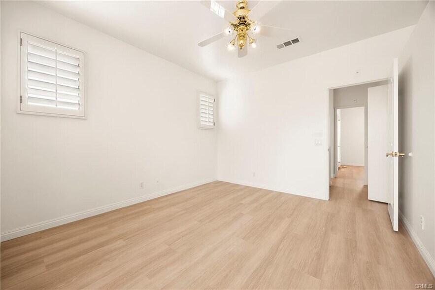 Master bedroom - 2479 Sunningdale Dr
