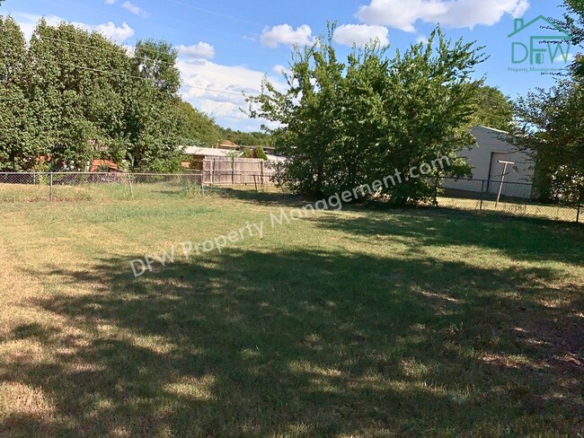 Building Photo - 2709 NW Hilltop Dr